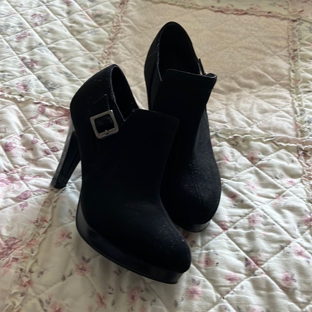Black velvet bootie